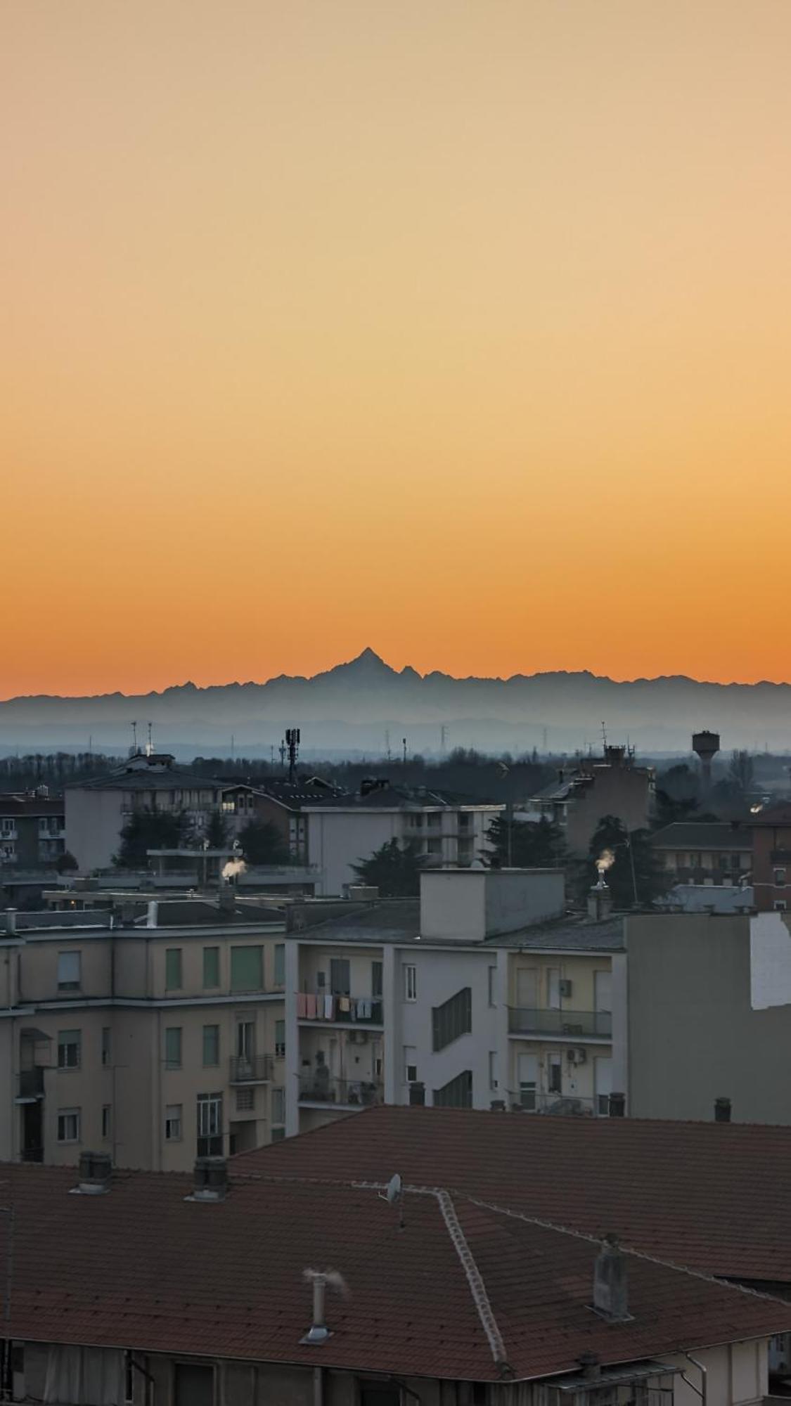 Apartamento La Terrazza Del Re Vercelli Exterior foto